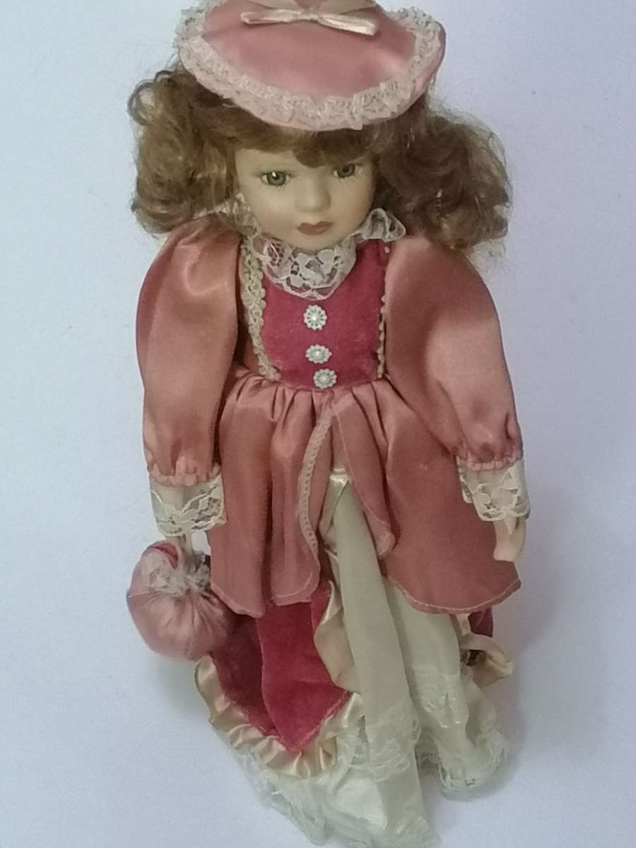 Toys & Dolls STUNNING VINTAGE PORCELAIN DOLL INCLUDING DOLL STAND VERY NEED PLEASE READ
