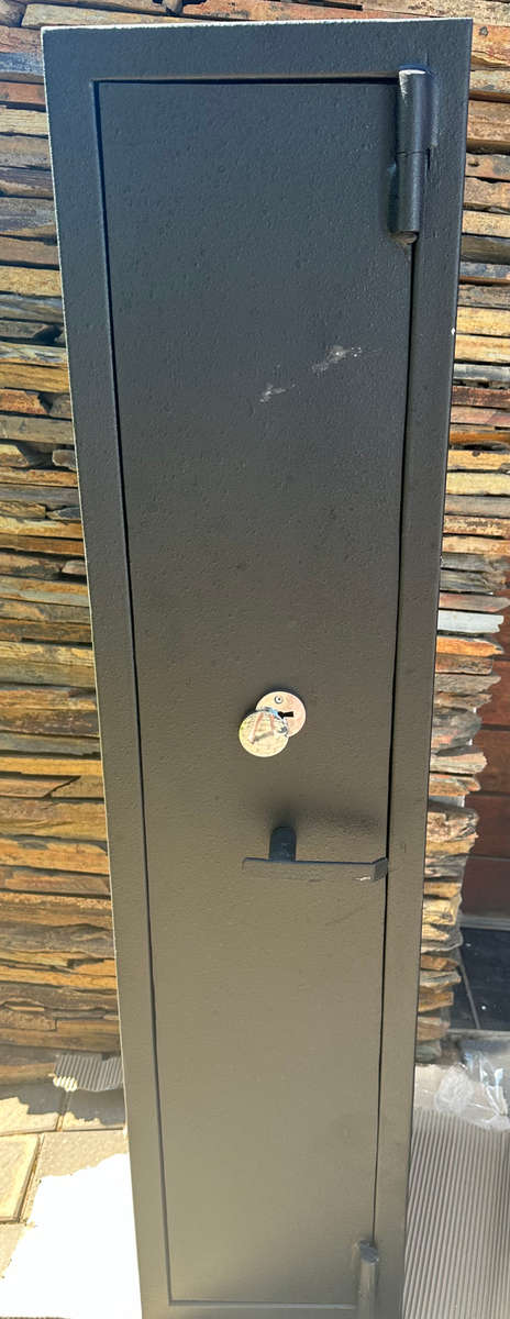 Safes NEW 3 Rifle Safe with shelf for ammunition and a pistol (SABS