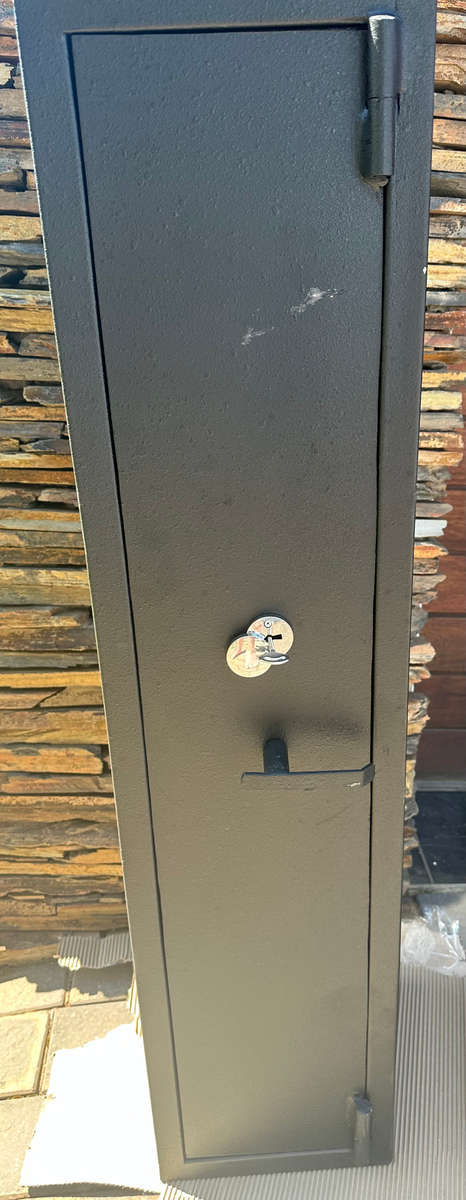 Safes NEW 3 Rifle Safe with shelf for ammunition and a pistol (SABS