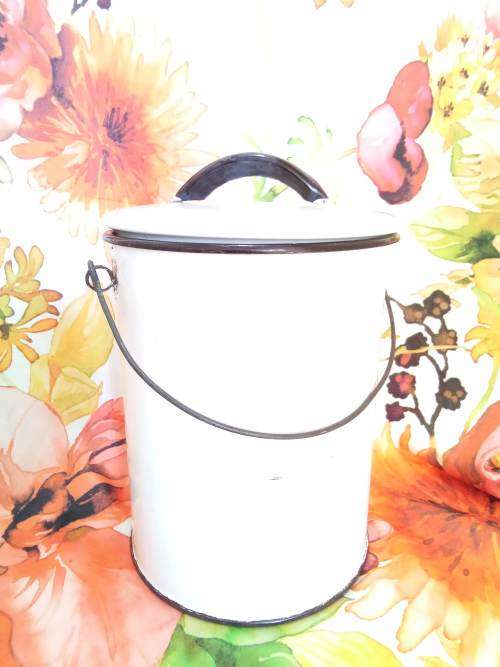 Enamelware Vintage Enamel bucket with lid for sale in Riversdale (ID