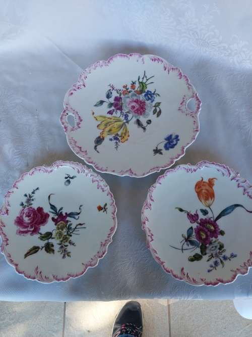 Porcelain & Ceramic - A Set Of Three Decorative Floarl Scene Display 