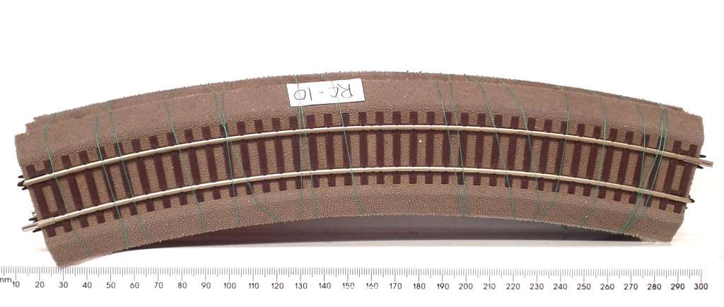 thumbnail image 2 of Roco H0 Scale Curved Track R5 – 30°, 542.8mm Radius (12-Piece Set, 42425) NEW 2 of 5