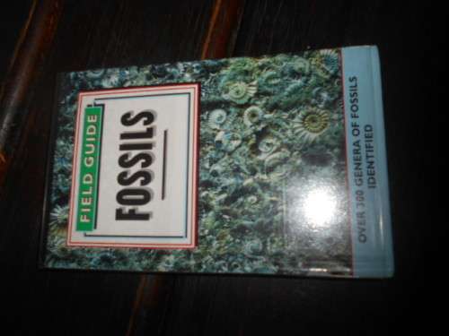 Natural Science - FOSSILS FIELD GUIDE - Over 300 genera of fossils