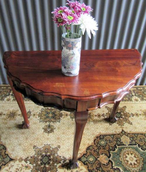 Tables A LOVELY BALL & CLAW HALF MOON TABEL OLD WORLD CHARM was