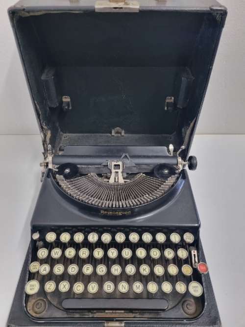 Other Antiques & Collectables Vintage Remington Portable Typewriter