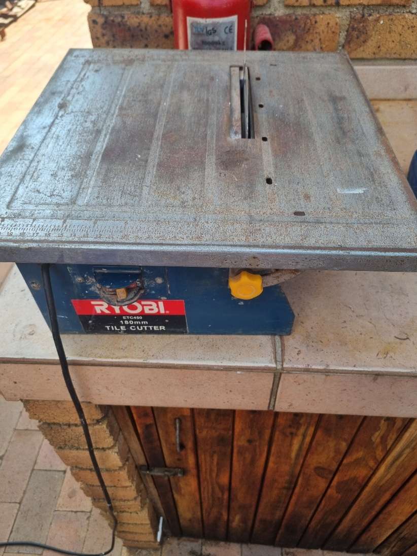 Saws Ryobi Tile Cutter was sold for R420.00 on 14 Feb at 2347 by
