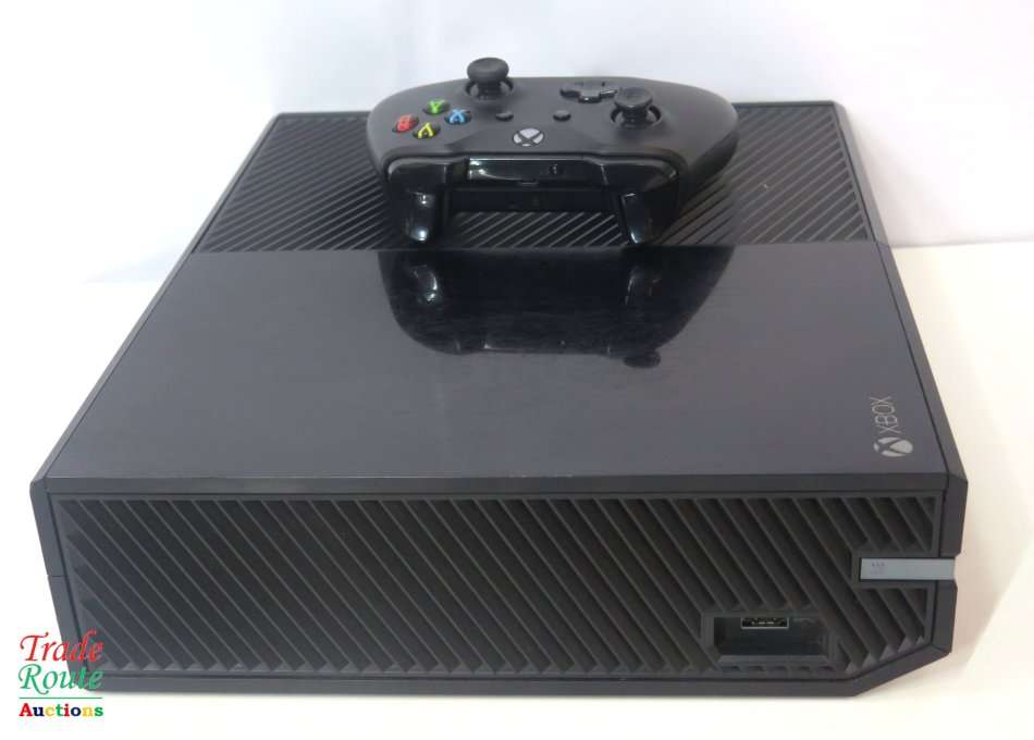 Xbox Microsoft Xbox One 500GB Model 1540 Gaming Console + 1