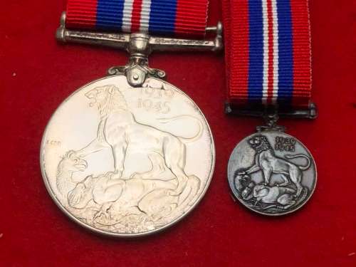 World War 2 - 09)WW2 SILVER CANADIAN WAR MEDAL WITH MINIATURE ...