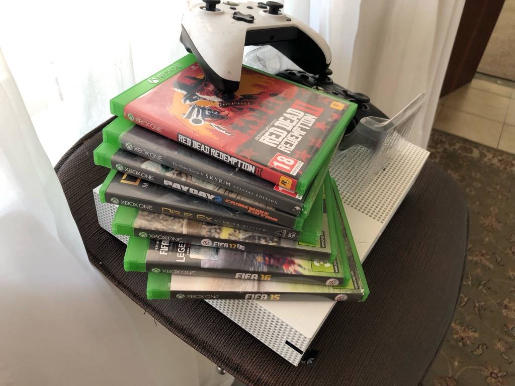 Xbox ***Selling as nonfunctional*** XBOX ONE S CONSOLE, 7 X GAMES
