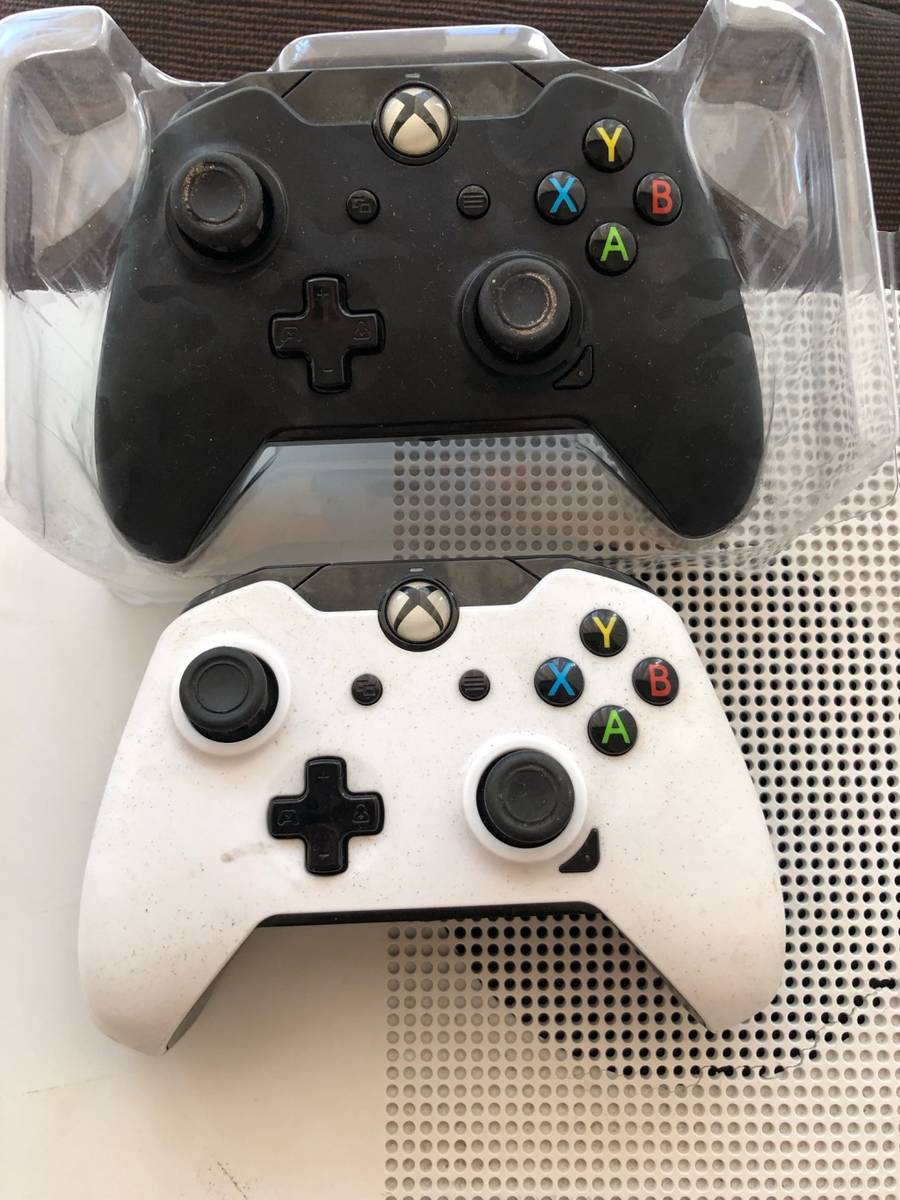 Xbox ***Selling as nonfunctional*** XBOX ONE S CONSOLE, 7 X GAMES