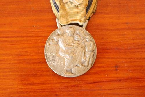 Italian Medal of Honour for Mothers of Large Families (Unione Fascista Famiglie Numerose Medaglia)
