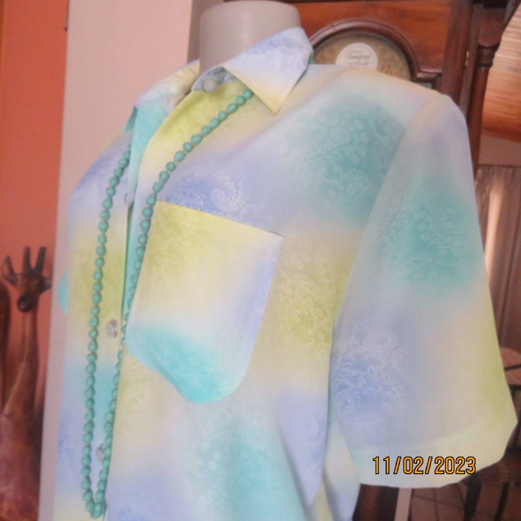 Tshirts & Tops Beautiful short sleeve top in shades of blue and