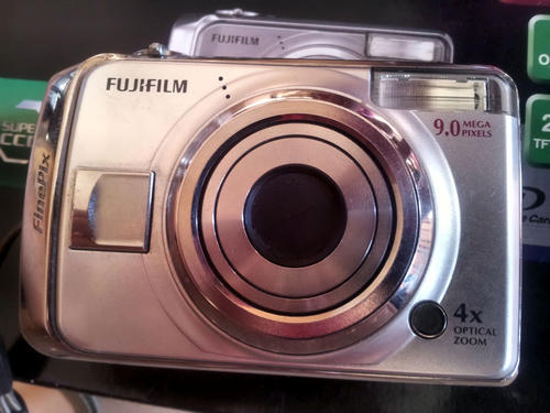Fujifilm digital camera 9mp 9 megapixels finepix silver tft lcd optical zoom 4x