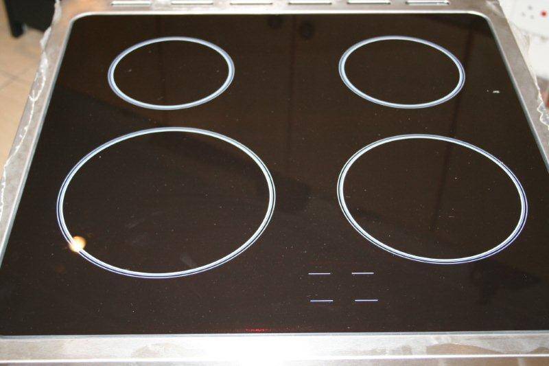 Hobs, Stoves & Ovens KELVINATOR 4 PLATE CERAMIC ELECTRIC STOVE