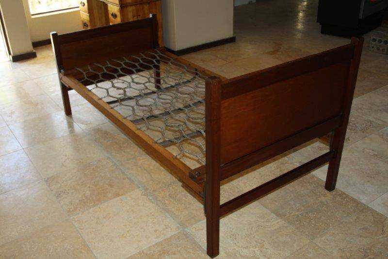 Beds & Cots AN EXQUISITE ANTIQUE SINGLE SPRING BED SET w H/BOARD, F