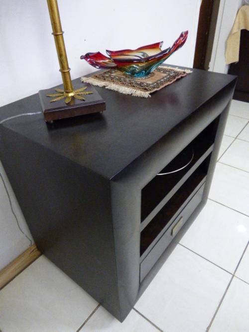 A STUNNING & VERY STYLISH "CORICRAFT" TV STAND WITH PLACE