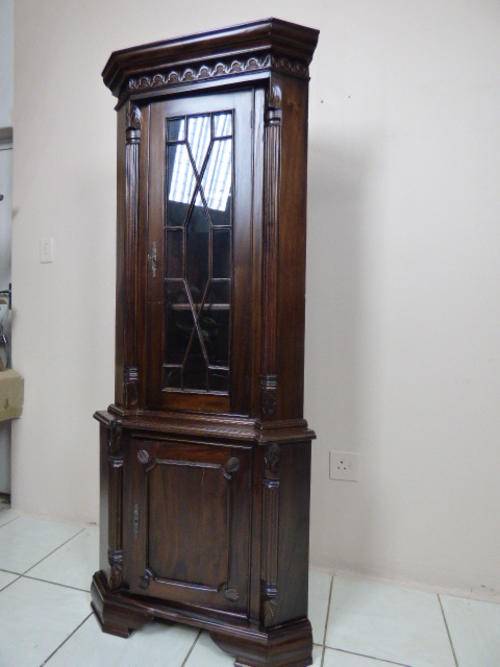 AN EXQUISITE TALL CORNER DISPLAY BEAUTIFUL GLASS