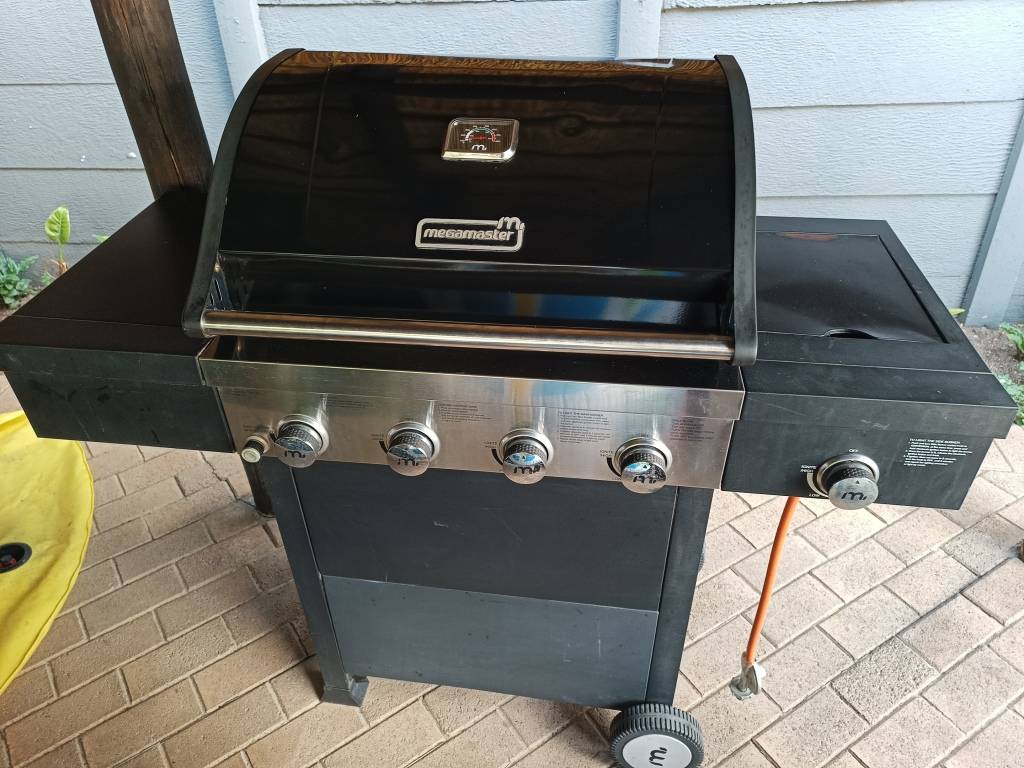 Braais Megamaster sizzler 420 gas braai with 9kg gas bottle was sold for R2,580.00 on 15 Dec