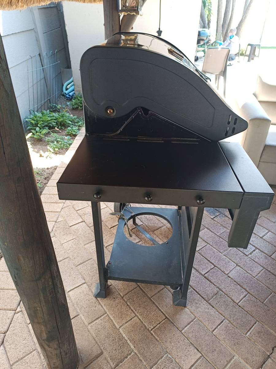 Braais Megamaster sizzler 420 gas braai with 9kg gas bottle was sold for R2,580.00 on 15 Dec