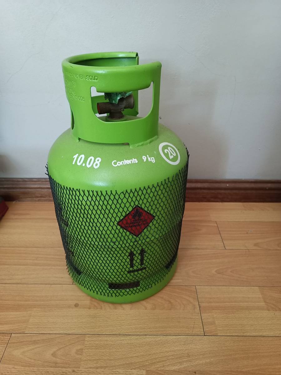 Braais Megamaster sizzler 420 gas braai with 9kg gas bottle was sold for R2,580.00 on 15 Dec