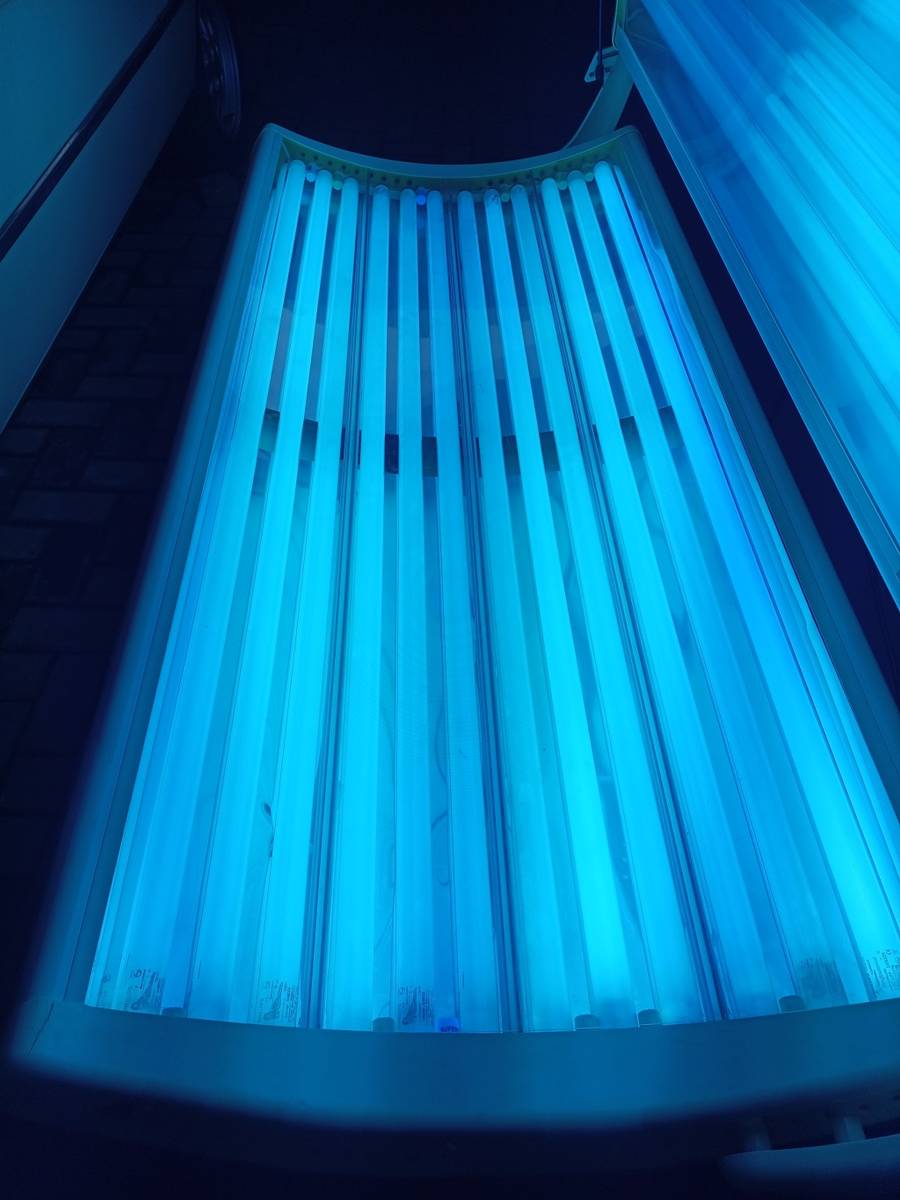 Tanning and Sun Valuable Ruby Hapro Sunbed in good working condition