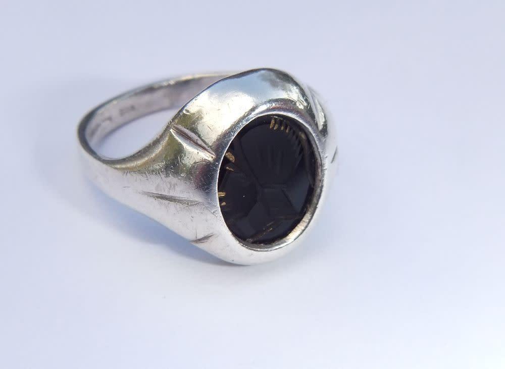 Rings - A RARE VINTAGE SOLID STERLING SILVER RING SET WITH A BLACK ...