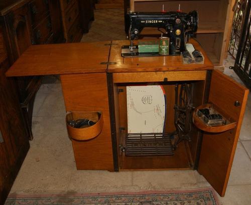 Vintage 1959 Singer 306K Sewing Machine with Cabinet (K8851106)