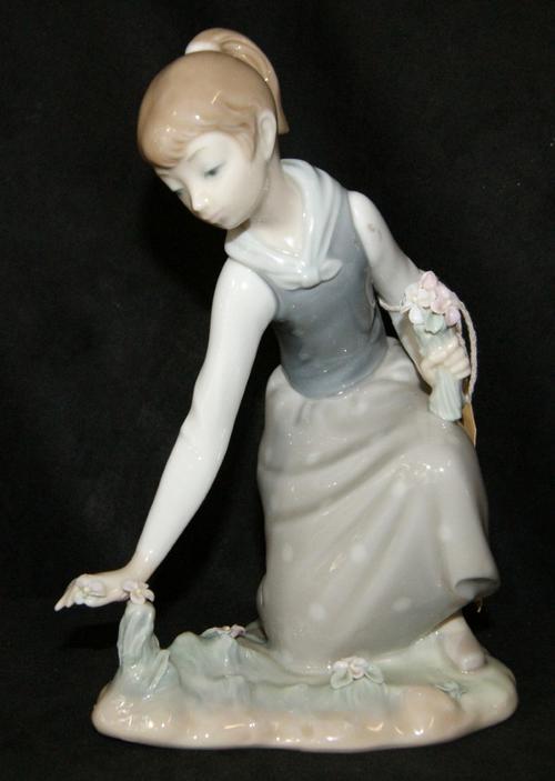 Lladro China Figurine 'Girl Gathering Flowers Picking' #1172 