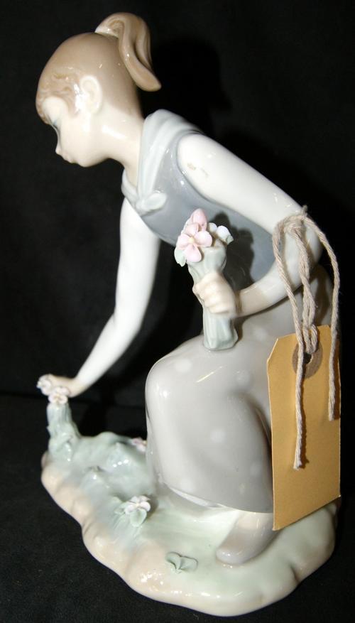 Lladro China Figurine 'Girl Gathering Flowers Picking' #1172 