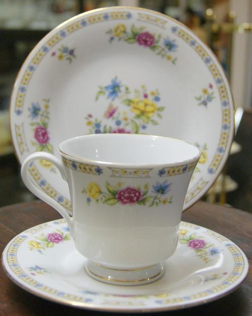 Vintage Liling Yung Chen Fine China White with Flowers and Gold TrimTeacup Trio