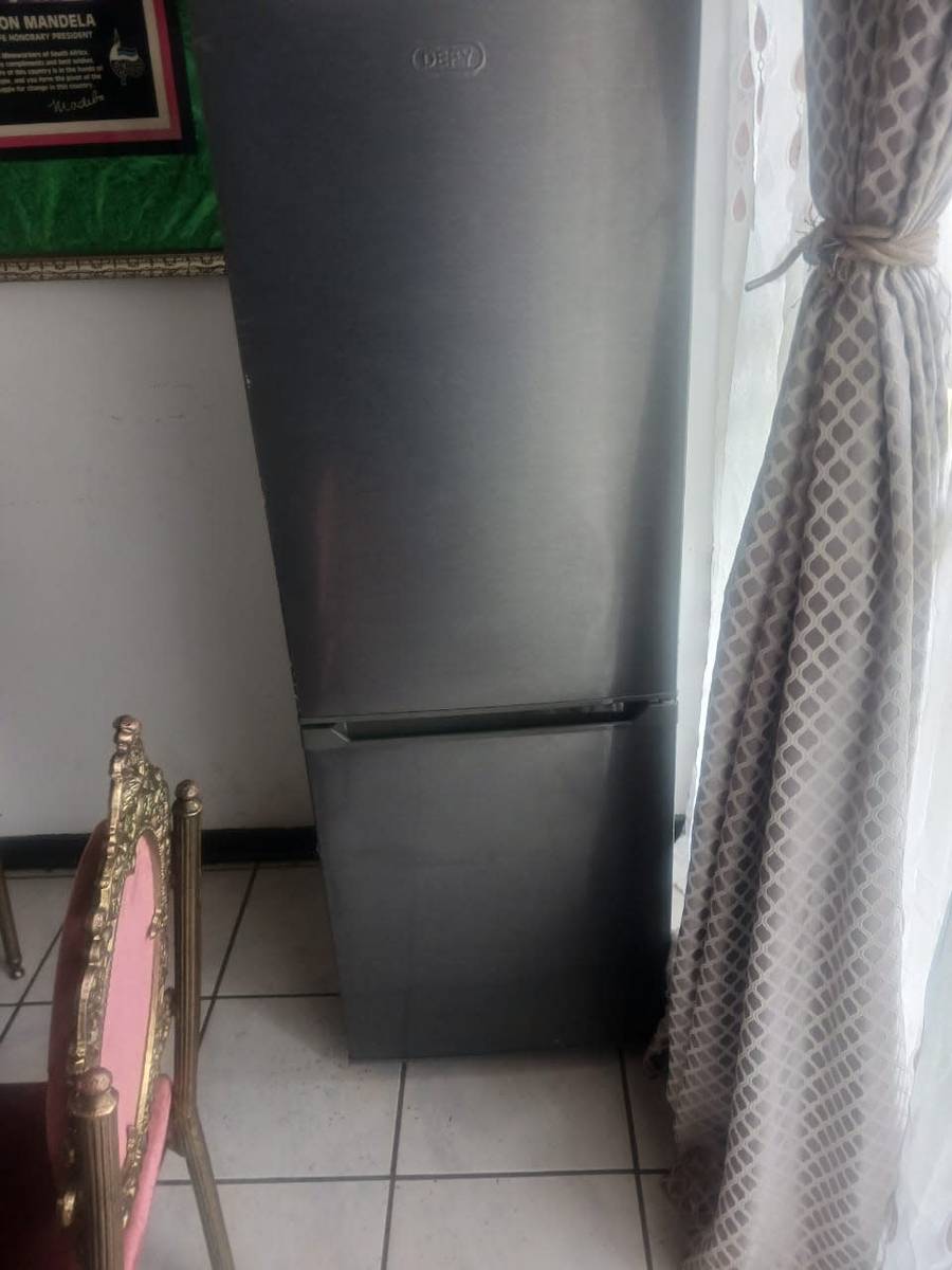Fridges & Freezers fridge was listed for R3,500.00 on 9 Feb at 1901