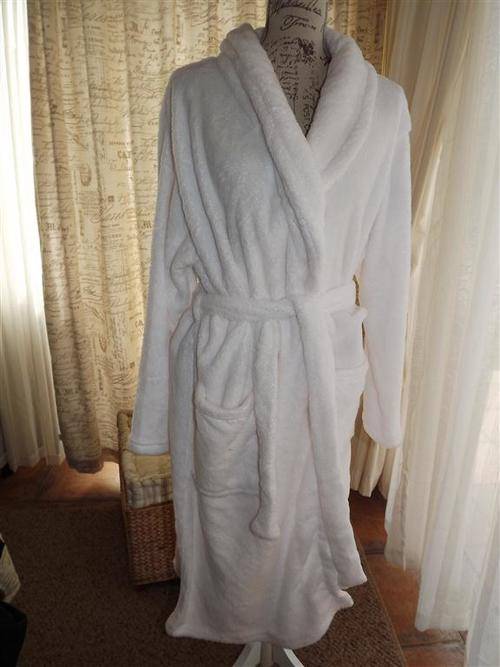 Sleepwear LADIES BRAND NEW'REAL' BRAND WHITE FLUFFY AND SNUG GOWN