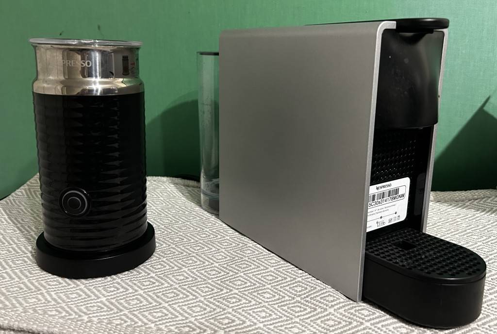 Espresso & Coffee Machines Nespresso Essenza Mini with Aeroccino