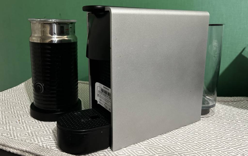 Espresso & Coffee Machines Nespresso Essenza Mini with Aeroccino