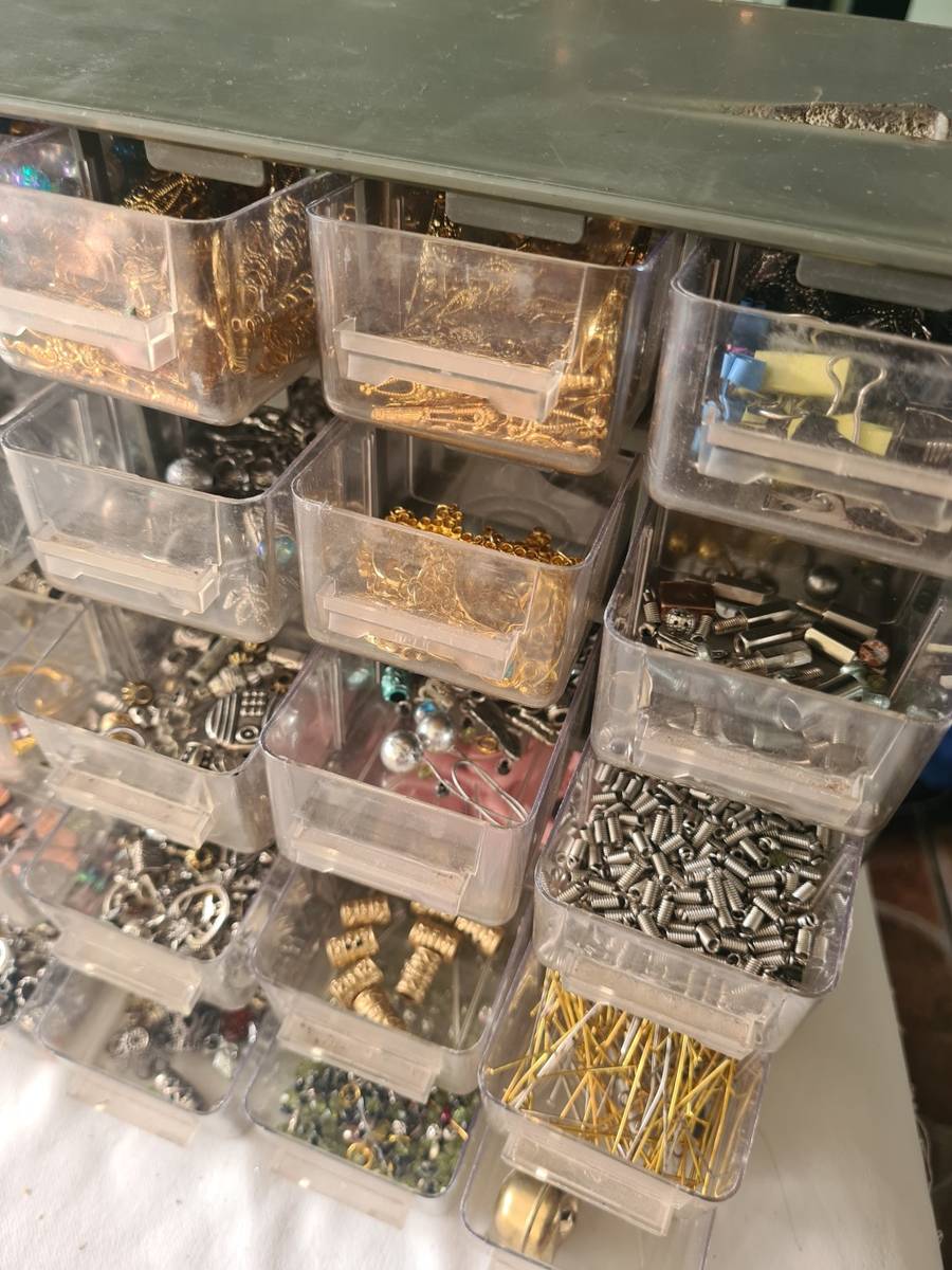 Kits JEWELRY MAKING ITEMS WITH DRAWER BOX was sold for R320.00 on 5