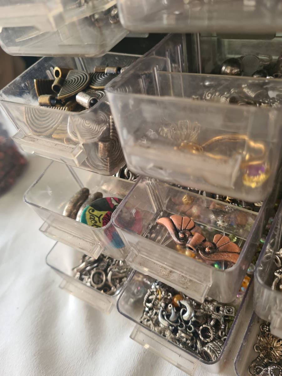 Kits JEWELRY MAKING ITEMS WITH DRAWER BOX was sold for R320.00 on 5