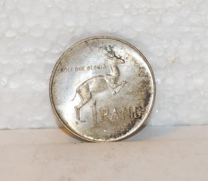 One Rand - 1966 Silver R1 Coin (15.1g) @@@ CCCRRRAAAZZZYYY R1 START was ...