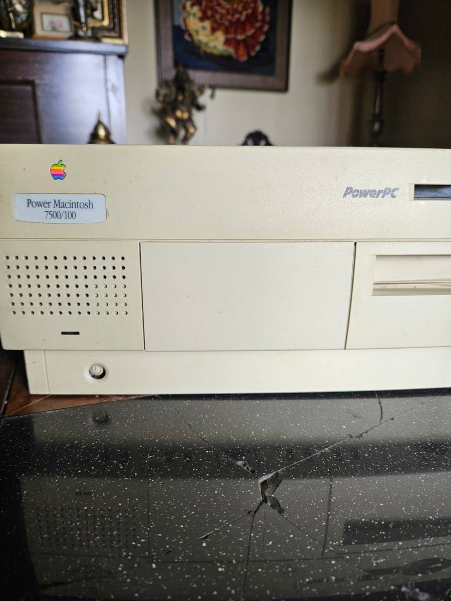 Vintage Vintage Power Macintosh 7500/100 Power Pc was sold for R1,010