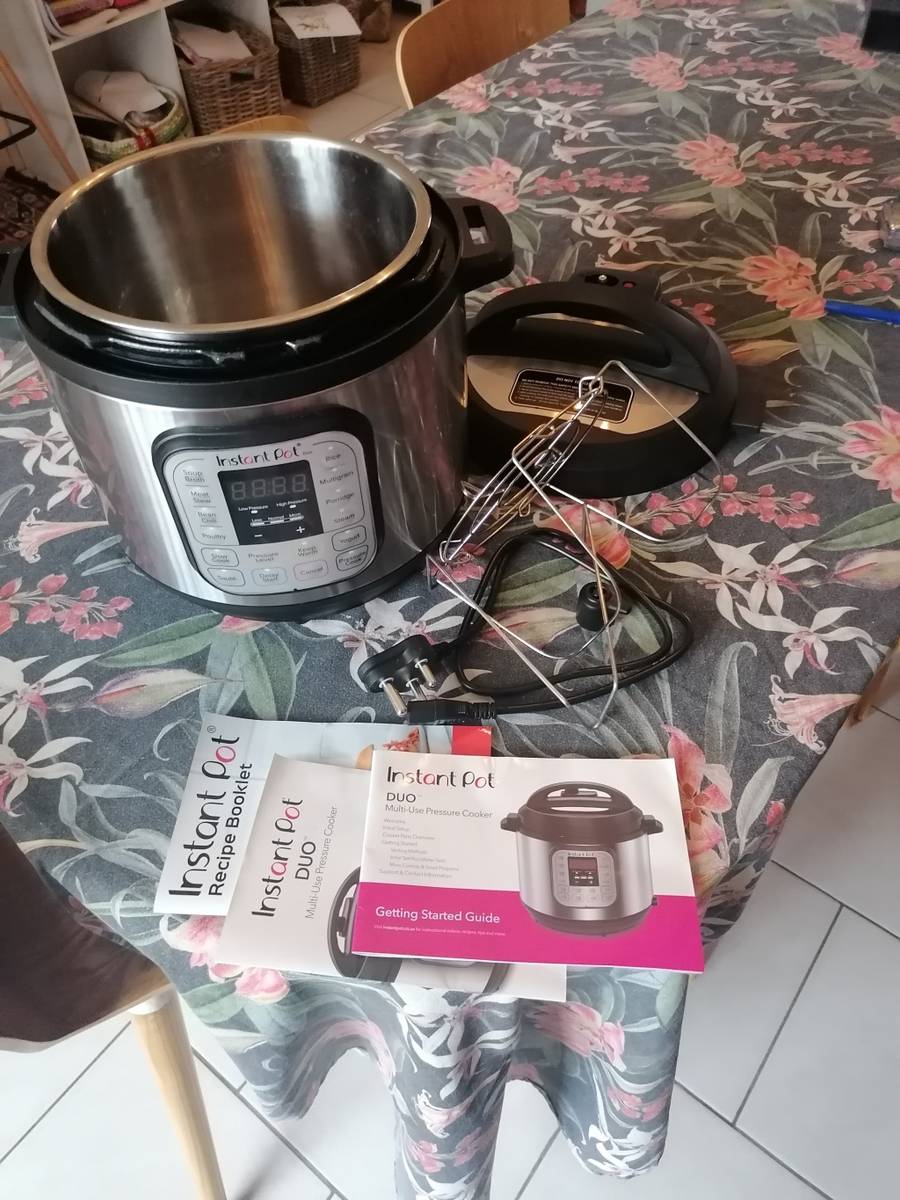 Pressure Cookers Instant Pot Duo 80 7in1 smart Cooker 8L was sold for R1,401.00 on 20 Dec at