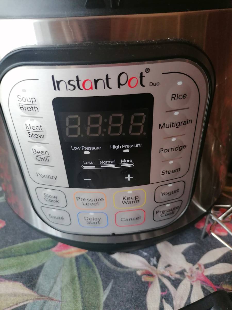 Pressure Cookers Instant Pot Duo 80 7in1 smart Cooker 8L was sold for R1,401.00 on 20 Dec at