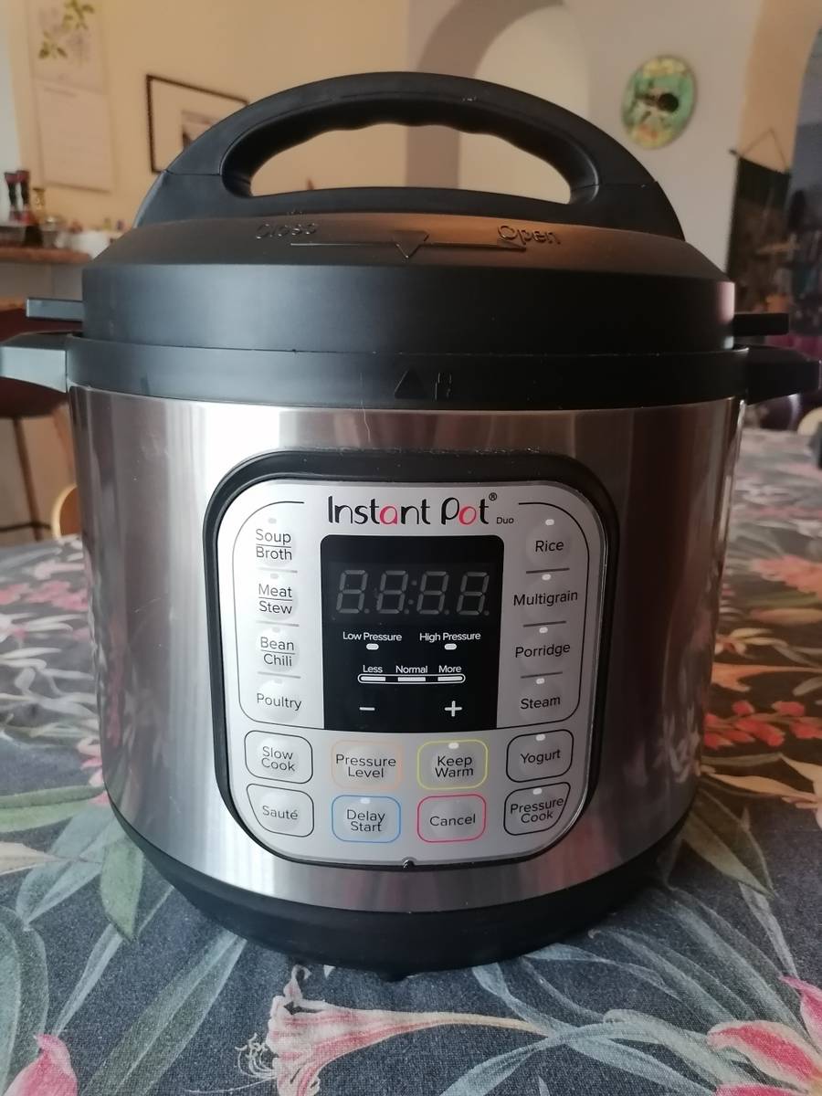 Pressure Cookers Instant Pot Duo 80 7in1 smart Cooker 8L was sold for R1,401.00 on 20 Dec at