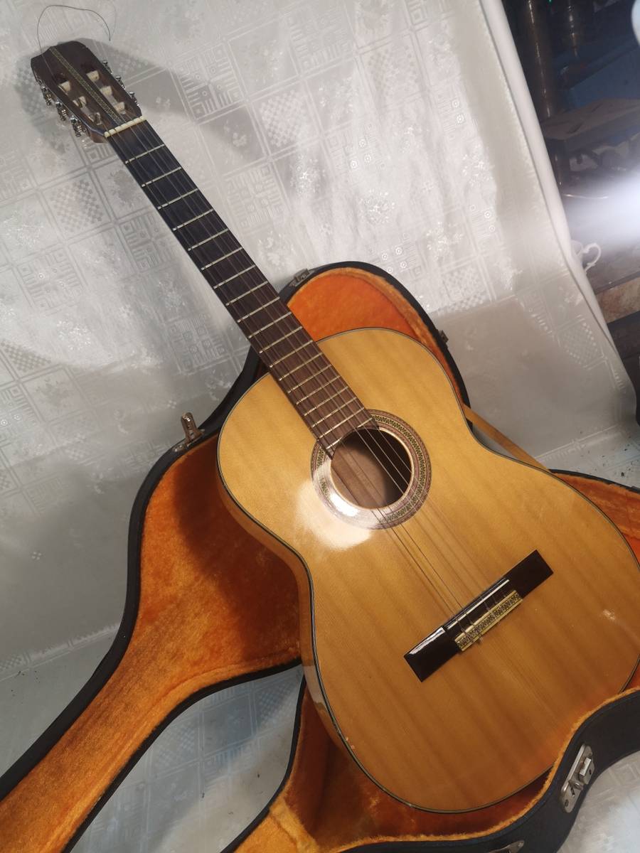 Acoustic VINTAGE JAPANESE ACOUSTIC GUITAR IN A BEAUTIFUL CASE was sold for R925.00 on 28 Feb