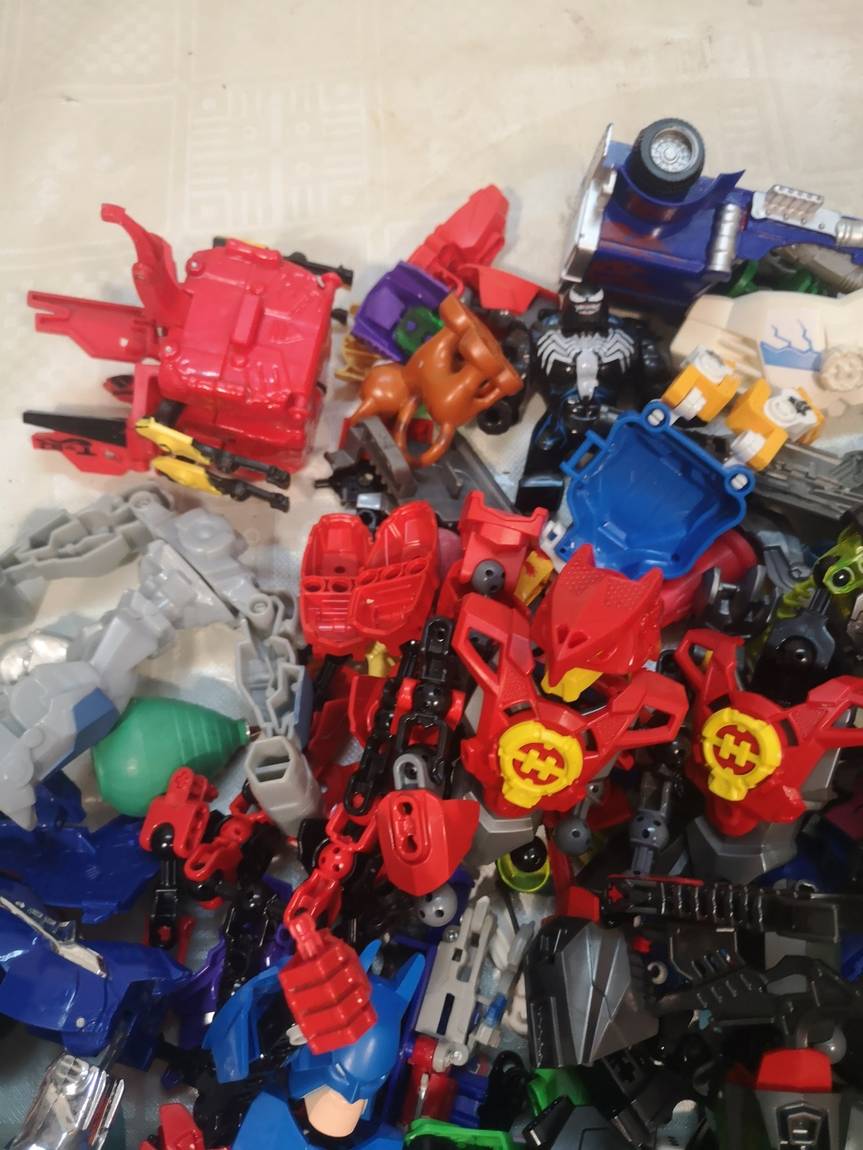 LEGO Sets - HUGE MOSTLY LEGO BIONICLE PARTS BUNDLE was sold for R200.00 ...