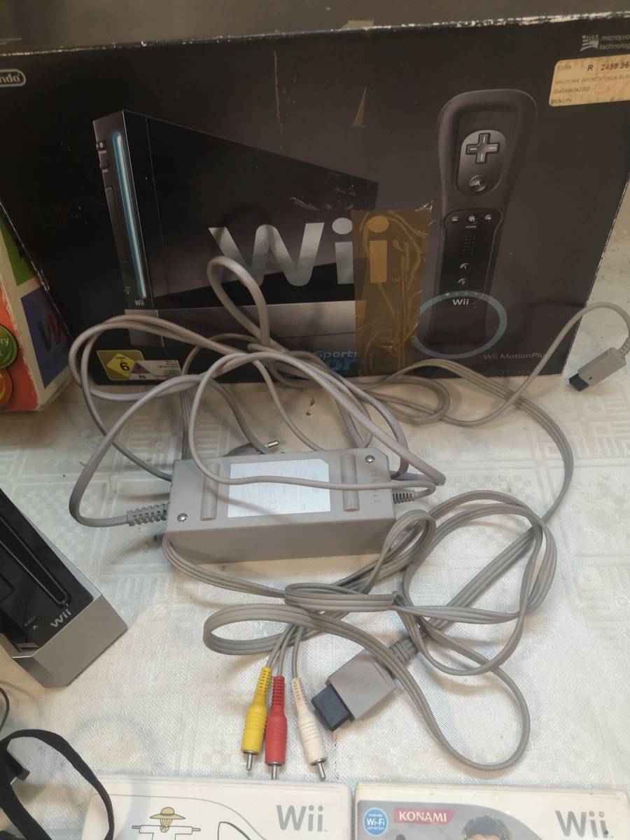 Nintendo Nintendo Wii Gaming Bundle was sold for 580.00 on 12 Jun at