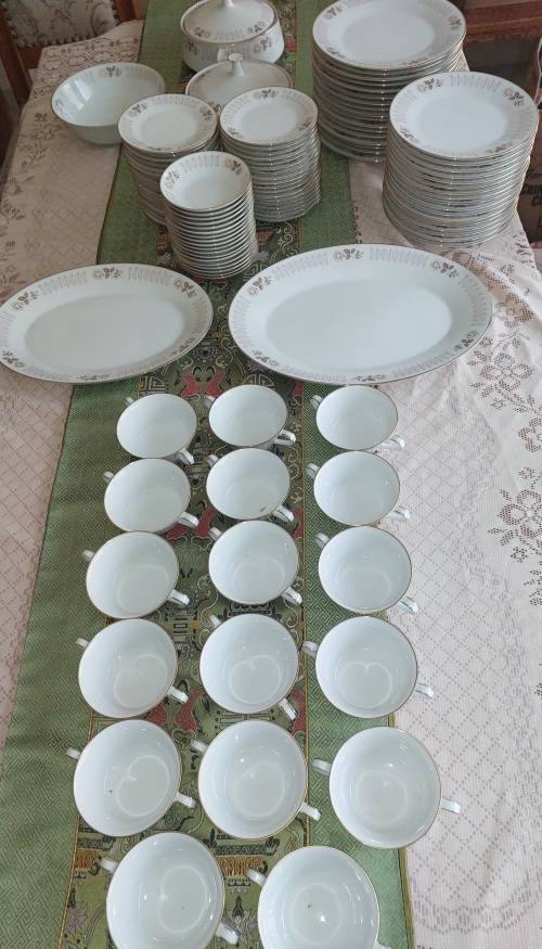 Crockery A VINTAGE NORATAKI 6955 GOLDTHORN JAPAN DINNER SET IN GREAT