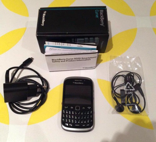 Blackberry Curve 9320 cellphone charger earphones original box manual phone screen camera