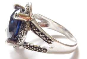 925 Silver ring in an antique setting with a Sapphire cubic zirconia