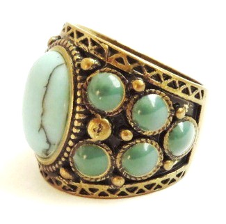 Antique gold tone fashion ring with turquoise stones (Size 6.5)