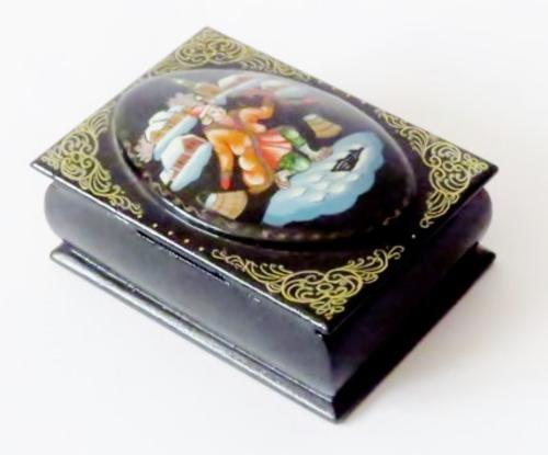 Vintage handpainted and signed small Russian Palekh lacquer trinket box
