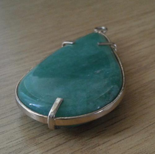 Vintage teardrop pendant with genuine Aventurite in a gold tone setting